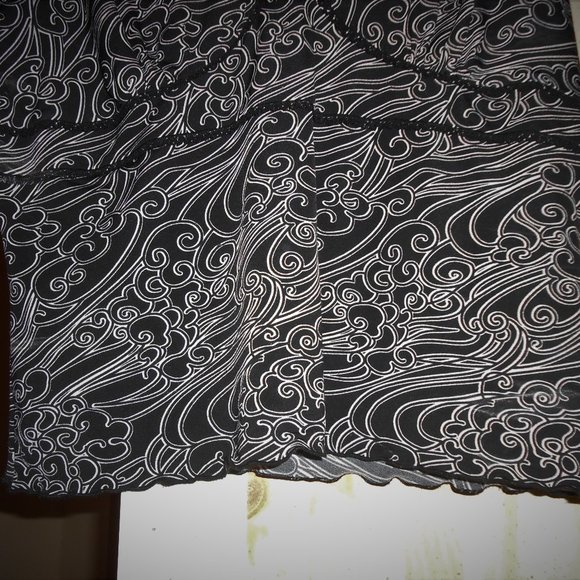 Black & White Slenderizing Top - Picture 6 of 12